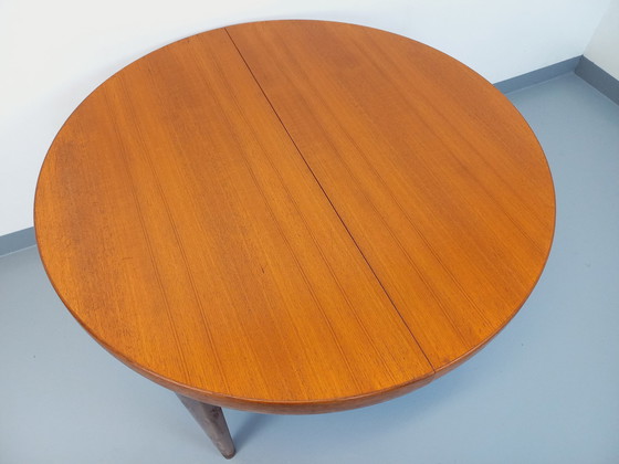 Image 1 of Grote Vintage 50s 60s Scandinavische ronde teakhouten tafel met verlengstukken