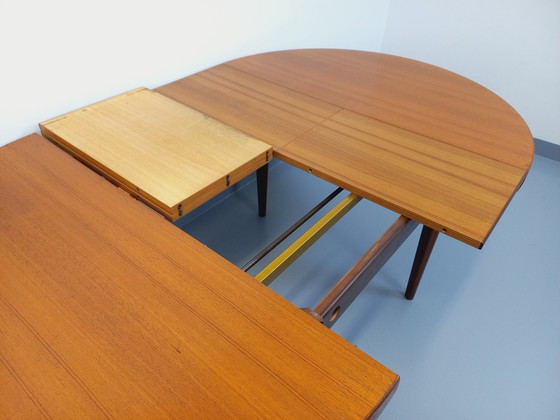 Image 1 of Grote Vintage 50s 60s Scandinavische ronde teakhouten tafel met verlengstukken