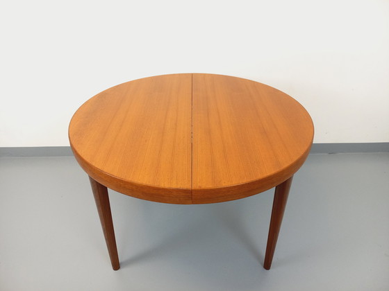 Image 1 of Grote Vintage 50s 60s Scandinavische ronde teakhouten tafel met verlengstukken