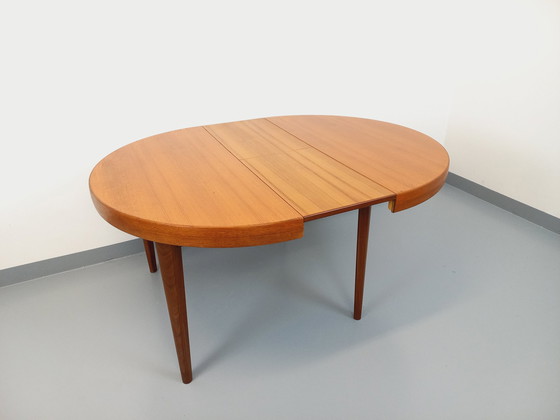 Image 1 of Grote Vintage 50s 60s Scandinavische ronde teakhouten tafel met verlengstukken