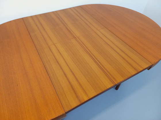 Image 1 of Grote Vintage 50s 60s Scandinavische ronde teakhouten tafel met verlengstukken