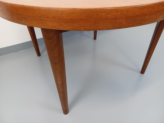 Image 1 of Grote Vintage 50s 60s Scandinavische ronde teakhouten tafel met verlengstukken