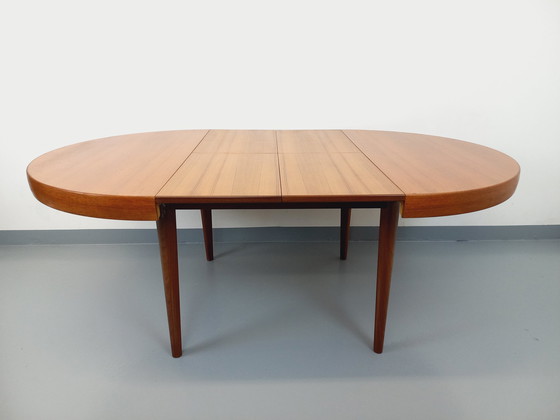 Image 1 of Grote Vintage 50s 60s Scandinavische ronde teakhouten tafel met verlengstukken