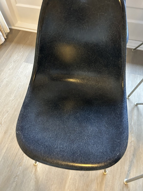 Image 1 of 1 tot max 8x Herman Miller Dsx Fiberglass Stoel blue by Eames