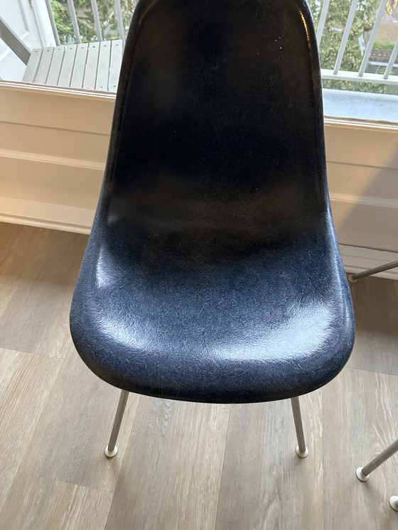 Image 1 of 1 tot max 8x Herman Miller Dsx Fiberglass Stoel blue by Eames