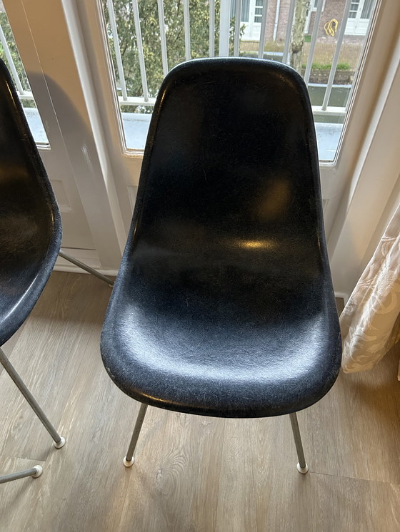 Image 1 of 1 tot max 8x Herman Miller Dsx Fiberglass Stoel blue by Eames