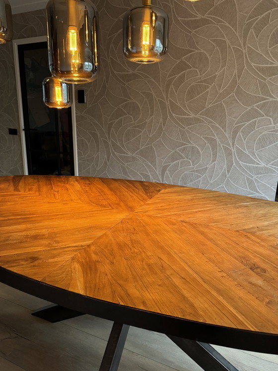 Image 1 of Ovale Eettafel Visgraat Met Industriële Zijkant En Stalen Sterpoot