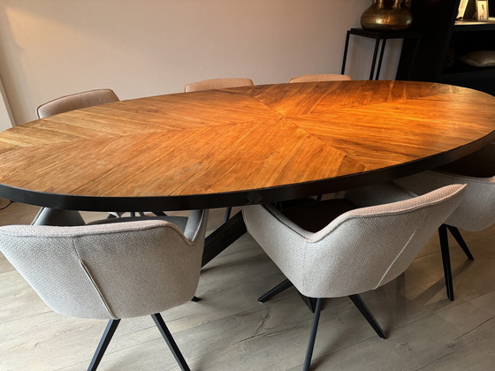 Image 1 of Ovale Eettafel Visgraat Met Industriële Zijkant En Stalen Sterpoot