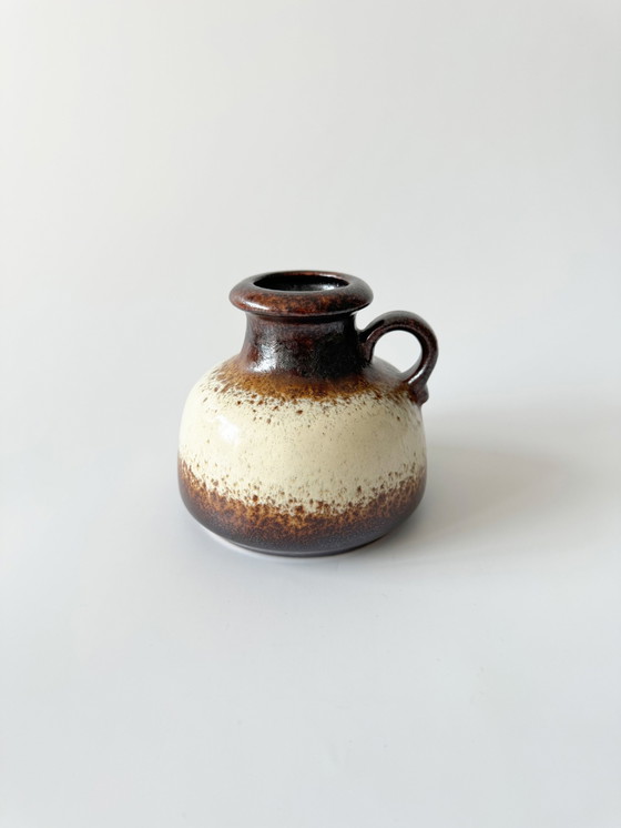 Image 1 of Scheurich 493-10, keramische vaas met handvat, geglazuurd in bruin, beige, West-Duitsland, Wgp, Mid Century Modern, jaren 1960
