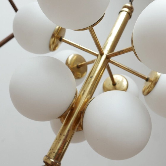 Image 1 of Italiaanse vintage kroonluchter van messing en opalineglas, jaren 1960