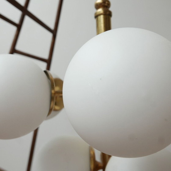 Image 1 of Italiaanse vintage kroonluchter van messing en opalineglas, jaren 1960