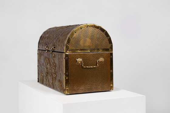 Image 1 of  Grote kast bedekt met gebeeldhouwd koperen reliëf, België, 1930S