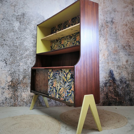 Image 1 of Vintage dressoir, asymmetrische poten