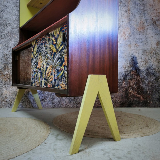 Image 1 of Vintage dressoir, asymmetrische poten