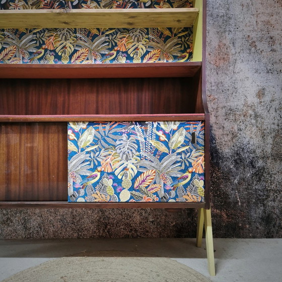 Image 1 of Vintage dressoir, asymmetrische poten