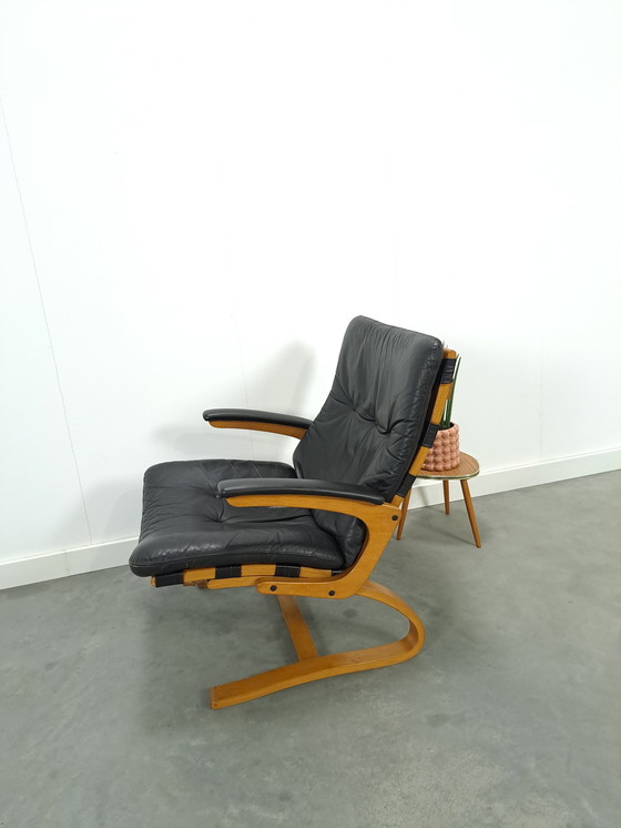 Image 1 of Zwart leren fauteuil met armleuningen en houten onderstel