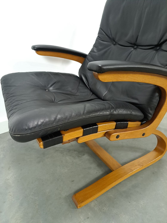 Image 1 of Zwart leren fauteuil met armleuningen en houten onderstel