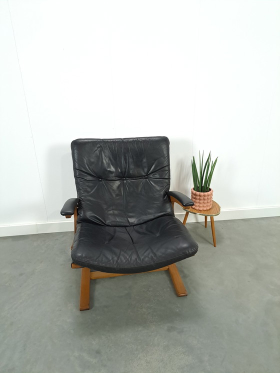 Image 1 of Zwart leren fauteuil met armleuningen en houten onderstel