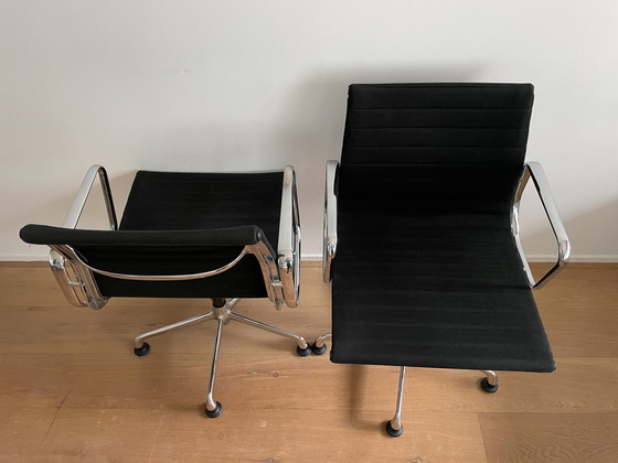 Image 1 of Charles Eames Vitra Hopsak stoelen (2 stuks)