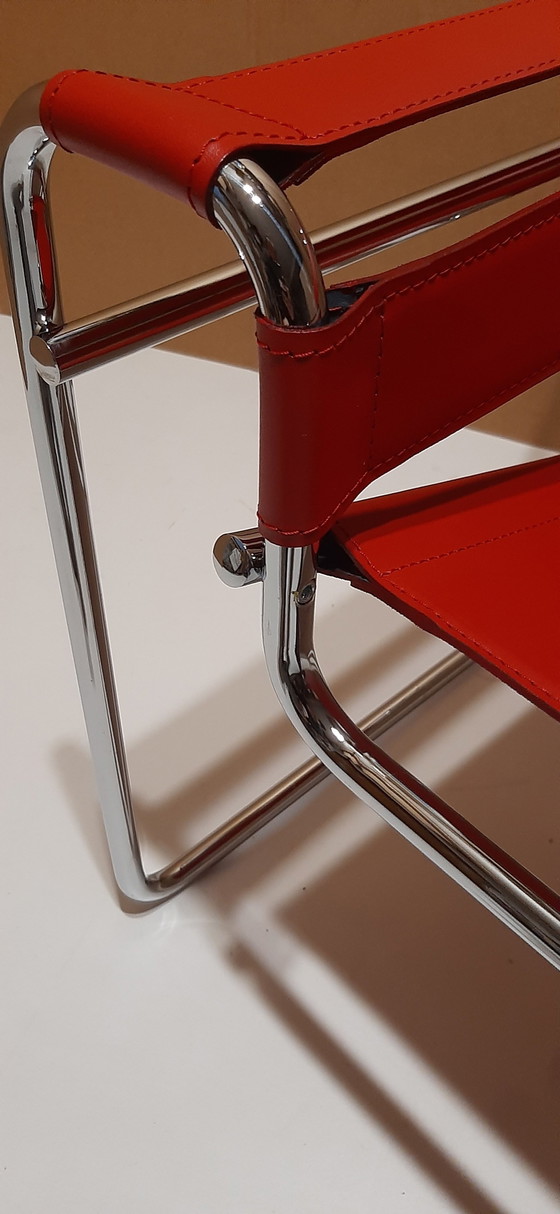 Image 1 of Knoll Wassily B3 2 nieuw-gebruikte rood lederen fauteuils van Marcel Breuer