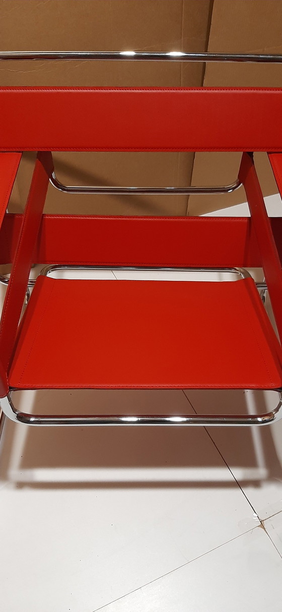 Image 1 of Knoll Wassily B3 2 nieuw-gebruikte rood lederen fauteuils van Marcel Breuer