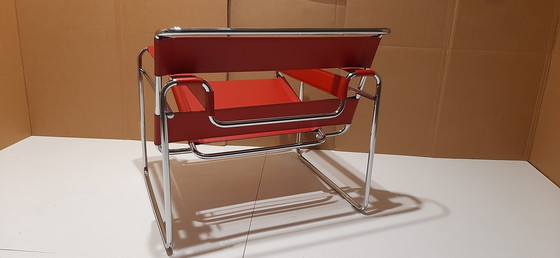 Image 1 of Knoll Wassily B3 2 nieuw-gebruikte rood lederen fauteuils van Marcel Breuer