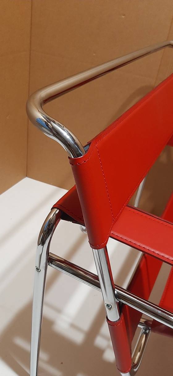 Image 1 of Knoll Wassily B3 2 nieuw-gebruikte rood lederen fauteuils van Marcel Breuer