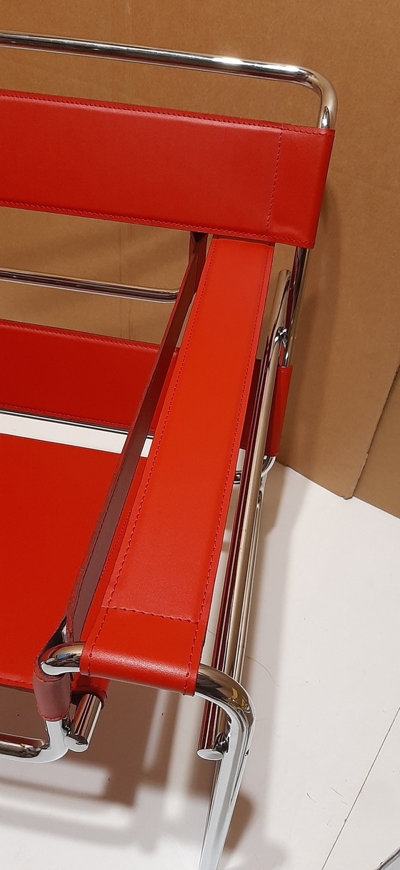 Image 1 of Knoll Wassily B3 2 nieuw-gebruikte rood lederen fauteuils van Marcel Breuer
