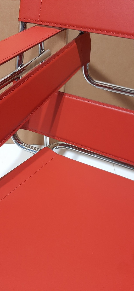 Image 1 of Knoll Wassily B3 2 nieuw-gebruikte rood lederen fauteuils van Marcel Breuer