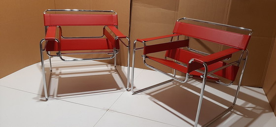 Image 1 of Knoll Wassily B3 2 nieuw-gebruikte rood lederen fauteuils van Marcel Breuer