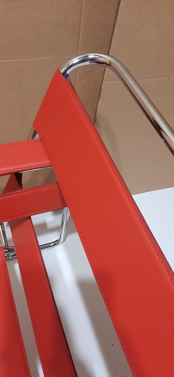 Image 1 of Knoll Wassily B3 2 nieuw-gebruikte rood lederen fauteuils van Marcel Breuer