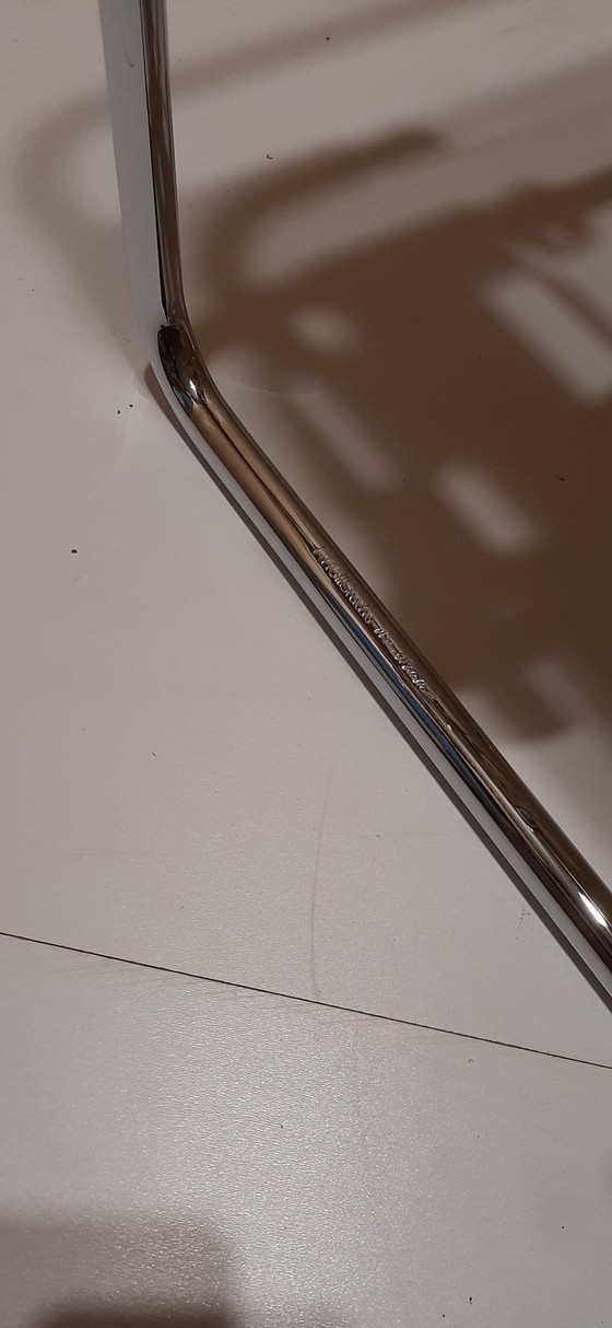 Image 1 of Knoll Wassily B3 2 nieuw-gebruikte rood lederen fauteuils van Marcel Breuer