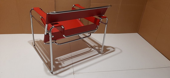 Image 1 of Knoll Wassily B3 2 nieuw-gebruikte rood lederen fauteuils van Marcel Breuer