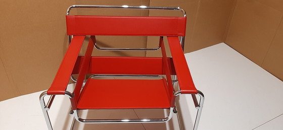 Image 1 of Knoll Wassily B3 2 nieuw-gebruikte rood lederen fauteuils van Marcel Breuer