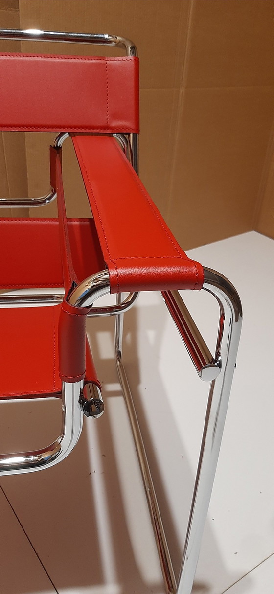 Image 1 of Knoll Wassily B3 2 nieuw-gebruikte rood lederen fauteuils van Marcel Breuer