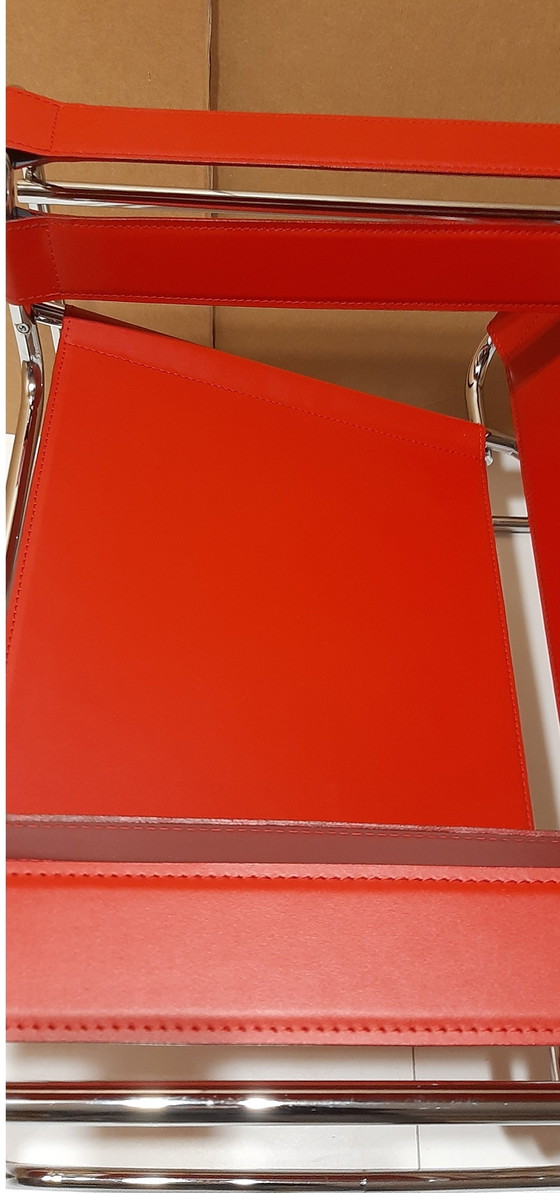 Image 1 of Knoll Wassily B3 2 nieuw-gebruikte rood lederen fauteuils van Marcel Breuer