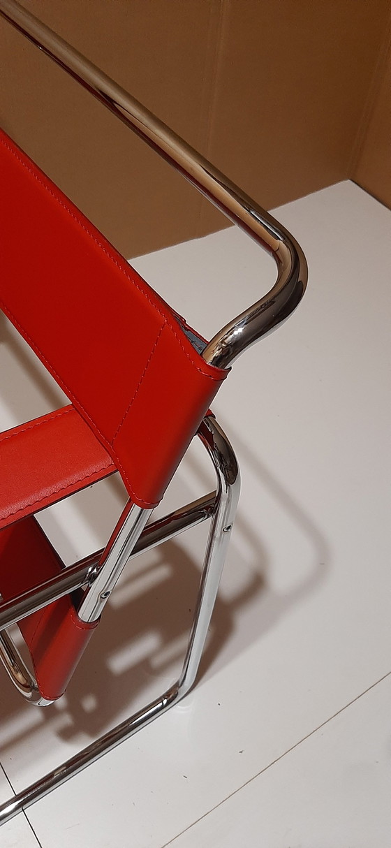 Image 1 of Knoll Wassily B3 2 nieuw-gebruikte rood lederen fauteuils van Marcel Breuer