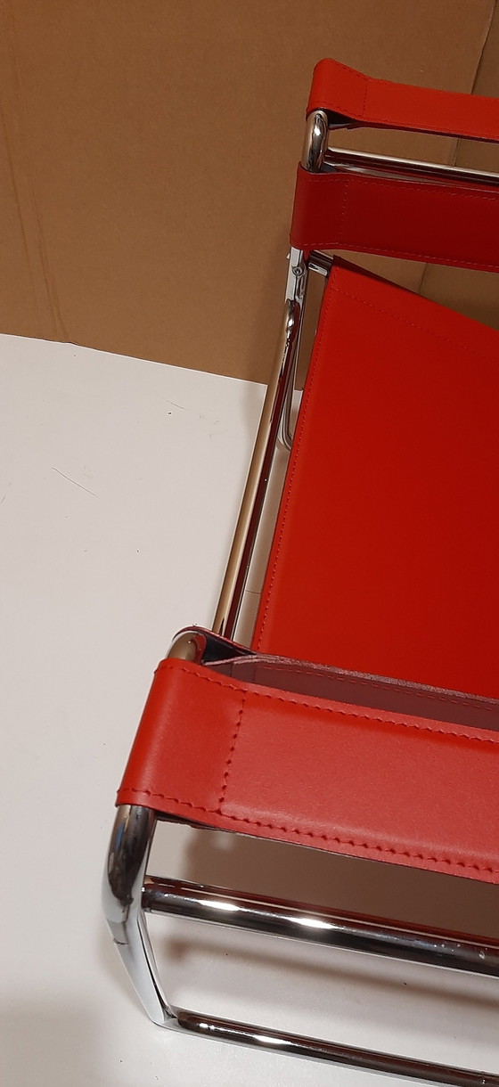 Image 1 of Knoll Wassily B3 2 nieuw-gebruikte rood lederen fauteuils van Marcel Breuer