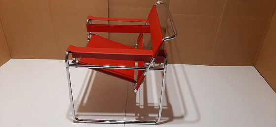 Image 1 of Knoll Wassily B3 2 nieuw-gebruikte rood lederen fauteuils van Marcel Breuer