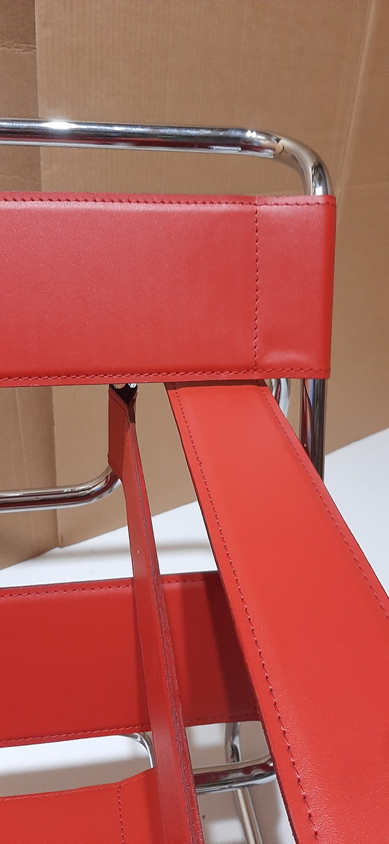 Image 1 of Knoll Wassily B3 2 nieuw-gebruikte rood lederen fauteuils van Marcel Breuer