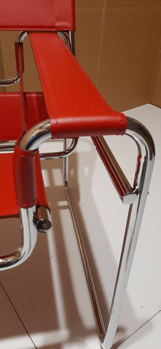 Image 1 of Knoll Wassily B3 2 nieuw-gebruikte rood lederen fauteuils van Marcel Breuer