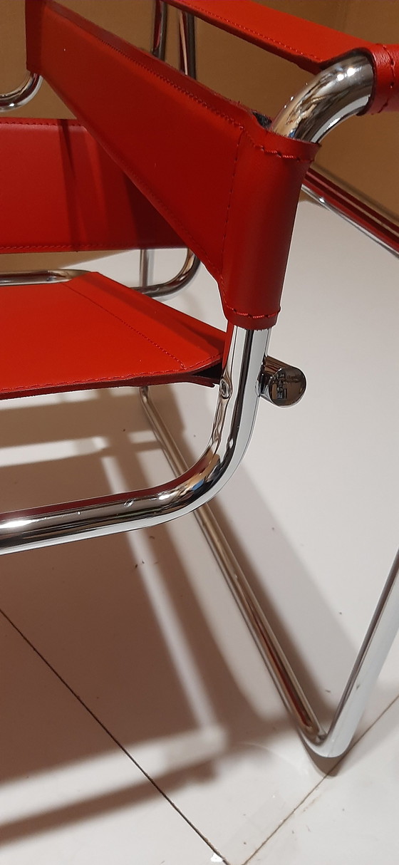 Image 1 of Knoll Wassily B3 2 nieuw-gebruikte rood lederen fauteuils van Marcel Breuer