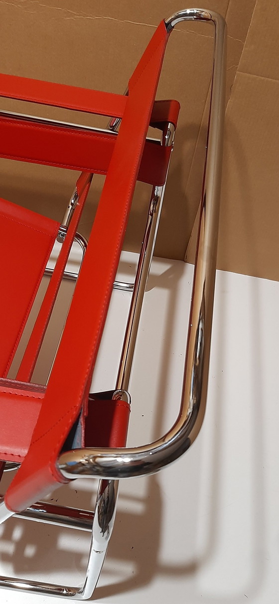 Image 1 of Knoll Wassily B3 2 nieuw-gebruikte rood lederen fauteuils van Marcel Breuer