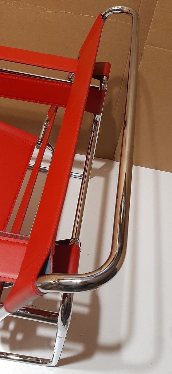Image 1 of Knoll Wassily B3 2 nieuw-gebruikte rood lederen fauteuils van Marcel Breuer