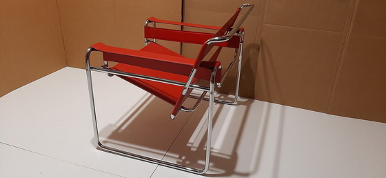 Image 1 of Knoll Wassily B3 2 nieuw-gebruikte rood lederen fauteuils van Marcel Breuer