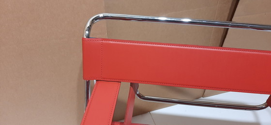 Image 1 of Knoll Wassily B3 2 nieuw-gebruikte rood lederen fauteuils van Marcel Breuer
