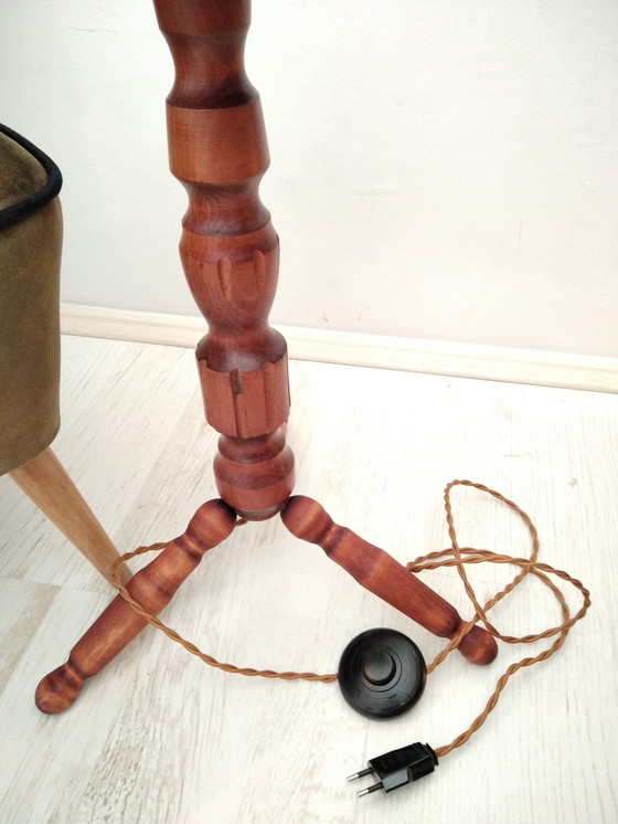 Image 1 of Vintage driepoot vloerlamp met ingebouwde bijzettafel | Gerenoveerde houten vloerlamp uit de jaren 70, Hongarije