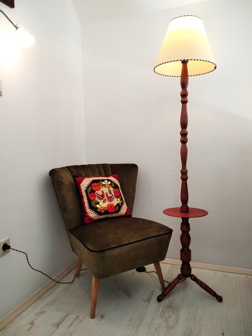 Vintage driepoot vloerlamp met ingebouwde bijzettafel | Gerenoveerde houten vloerlamp uit de jaren 70, Hongarije