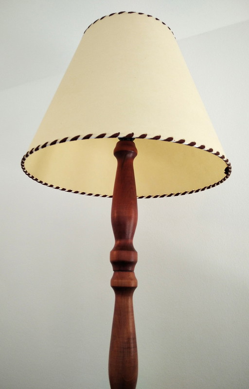 Vintage driepoot vloerlamp met ingebouwde bijzettafel | Gerenoveerde houten vloerlamp uit de jaren 70, Hongarije