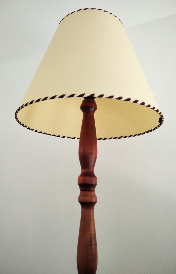 Image 1 of Vintage driepoot vloerlamp met ingebouwde bijzettafel | Gerenoveerde houten vloerlamp uit de jaren 70, Hongarije